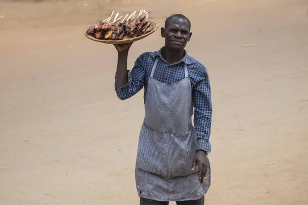 Mubende Uganda Janeiro 2020 Vendedor Não Identificado Vende Lanches Uma — Fotografia de Stock