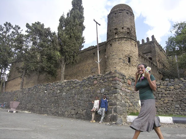 Gondar Ethiopia Március 2012 Ismeretlen Etióp Hívja Mobilját Fasilides Kastély — Stock Fotó