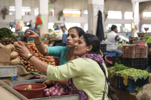 Mapusa Índia Fevereiro 2020 Mulheres Indianas Não Identificadas Escolhem Hortaliças — Fotografia de Stock