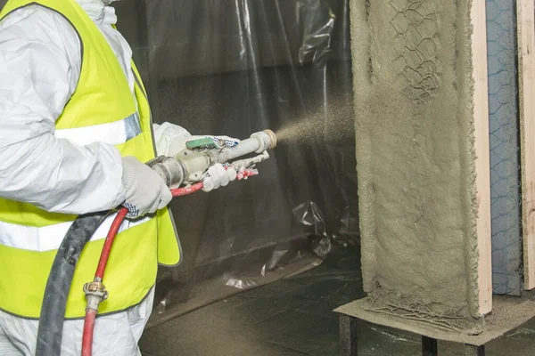 Yangın geçirmez kırılma kompozisyonu ile duvarı kaplamak.