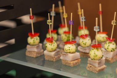 Açık büfede patates ve ringa balıklı ananas..