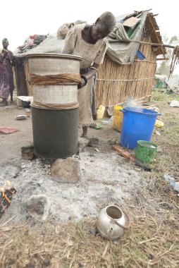 JUBA, SOUTH SUDAN, FEBRUARY 28, 2012: Kimliği belirlenemeyen kadın, Juba, Güney Sudan 'daki yerlerinden edilen kişiler kampında güçlü bir alkollü içecek 