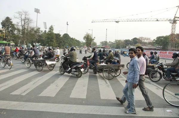 Novo Delhi Índia Março 2014 Tráfego Urbano Com Riquixás Dois — Fotografia de Stock