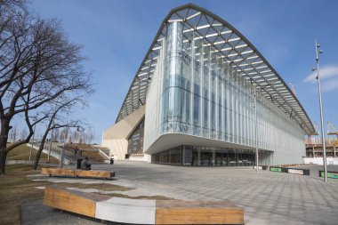 MOSCOW, RUSSIA, 5 Nisan 2019: Tanımlanamayan insanlar Zaryadye Park, Moskova, Rusya 'daki yeni konser salonunun önünde dinleniyor. Zaryadye Moskova 'da gezmek için popüler bir yerdir..