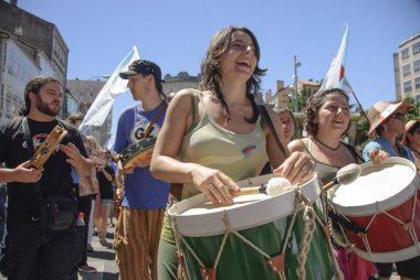 SANTIAGO DE COMPOSTELA, İSPAN, 25 HAZİRAN 2010: İspanya 'nın Santiago kentindeki bağımsızlık şartlarıyla kimliği belirsiz kişiler mitinge katıldı. Bu barışçıl bir gösteri..