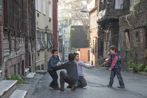 Istanbul Turkey May 2011 Unidentified Boys Play Ball Street Old — Stock Photo, Image