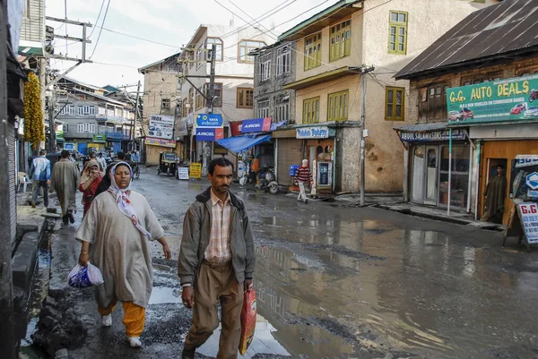 Srinagar India Mei 2009 Ongeïdentificeerde Mensen Lopen Straat Srinagar Kasjmir — Stockfoto