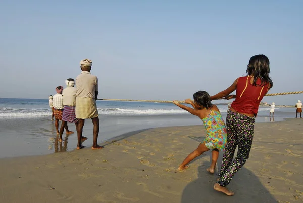 Kovalam India February 2010 Неідентифіковані Дівчата Допомагають Рибалкам Витягувати Моря — стокове фото