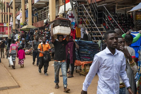 Kampala Uganda Styczeń 2020 Niezidentyfikowany Mężczyzna Nosi Walizki Głowie Ulicy — Zdjęcie stockowe