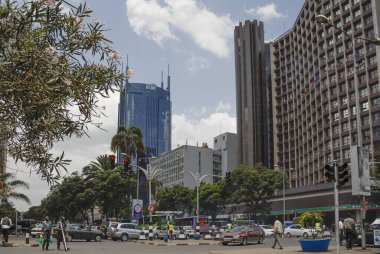 NAIROBI, KENYA, 1 Mart 2012: Kenya, Nairobi 'deki Kenyatta Bulvarı' ndaki modern binalar. Kenyatta Bulvarı, Nairobi 'nin merkez iş caddesidir..