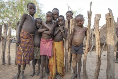KOLCHO, ETHIOPIA, 17 Mart 2012: Tanımlanamayan Karo çocukları fotoğraf için Kolcho, Etiyopya 'da poz verdiler. Karo erkekleri okulda çalışmak yerine kendi başlarının çaresine bakmak zorundalar..