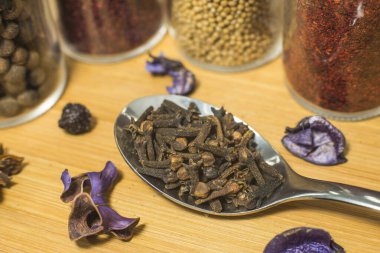 Kaşık içinde kurumuş karanfil, yakın çekim..