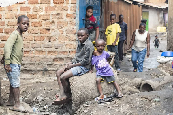 Kampala 乌干达 乌干达 坎帕拉 January 2020年 身份不明的男孩在加丹加贫民窟等他们的朋友 由于中学教育是有报酬的 青少年不得不在坎帕拉的贫民窟里自食其力 — 图库照片