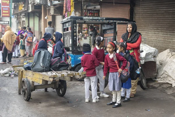 Delhi India Januari 2020 Ongeïdentificeerde Indiase Schoolkinderen Wachten Een Riksja — Stockfoto