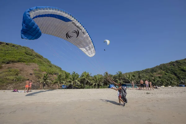 Arambol India February 2020 Unidentified Paraglider Practices His Parachute Beach — Stock Photo, Image