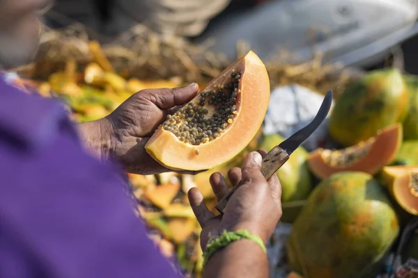 Papaya Piece Hand Market Vendor India — 图库照片