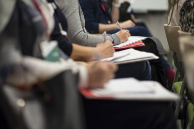 Bir iş kongresinde çalışıyorum..