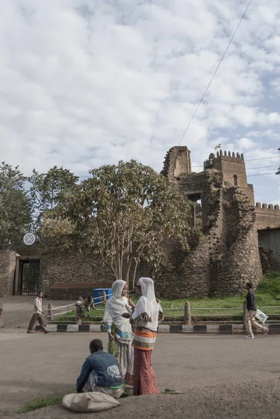 Gondar Ethiopia March 2012 Two Unidentified Women Talk Ancient Fasilides — Stock Photo, Image