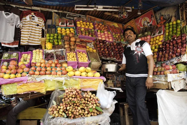 Novo Delhi Índia Maio 2009 Vendedor Não Identificado Vende Frutas — Fotografia de Stock