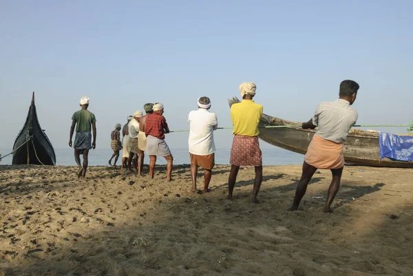 Kovalam Índia Fevereiro 2010 Pescadores Não Identificados Arrancam Cerco Kovalam — Fotografia de Stock