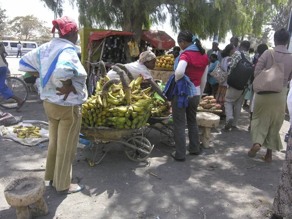 Dila District Etiopía Marzo 2012 Mujer Identificada Vende Plátanos Una — Foto de Stock