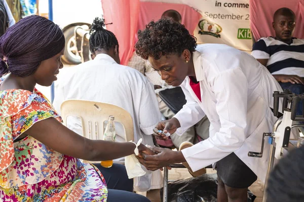 Kampala Uganda January 2020 Unidentified Woman Donates Her Blood Makeshift — Stock Photo, Image