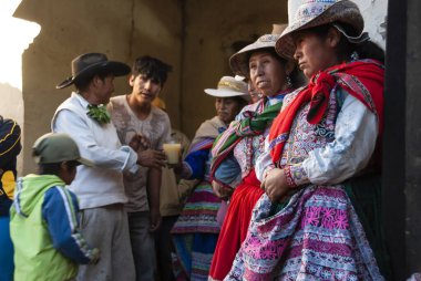 YANKEY, PERU, 4 Mayıs 2010: Tanımlanamayan Keçuva kadınları Peru 'nun Arequipa bölgesindeki Yankey köyünde geleneksel hasat kutlamalarını izliyorlar. Peru 'nun kırsalındaki Keçuva halkı için ulusal giysiler yaygındır..
