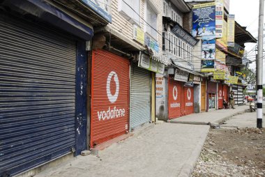 SRINAGAR, INDIA, 6 Mayıs 2009: Srinagar, Kashmir, Hindistan 'da bir caddede gerçekleşen toplam grev sırasında kapalı dükkanlar. Siyasi durum nedeniyle Srinagar 'da grevler veya tecrit sık sık gerçekleşiyor.