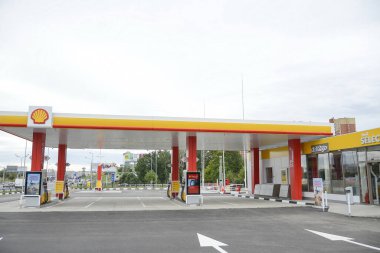 MOSCOW, Rusya, 7 Eylül 2016: Moskova, Rusya 'daki Yeni Kabuk benzin istasyonu. Kraliyet Hollanda Kabuğu, ekonomik krize rağmen Rusya da dahil olmak üzere dünyanın her yerine entegre edilmiştir..