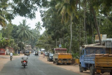 KERALA, Hindistan, 19 Şubat 2010: Hindistan 'da Koçin ve Trivandrum arasındaki karayolu trafiği. Kerala 'daki kötü yol koşulları her yıl birçok trafik kazasına yol açıyor..