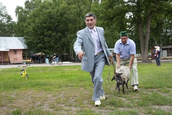 Voronezh Rusia Julio 2009 Dos Hombres Identificados Tiran Una Oveja —  Fotos de Stock