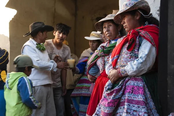 Yankey ペルー 2010年5月4日 未確認Quechuaの女性はペルーのアレキパ地方のYankey村で伝統的な収穫祭を見ています ペルーの地方では国民服がケチュア人によく見られる — ストック写真