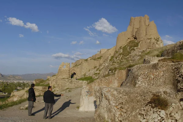 Van Τουρκια Μαιου 2011 Δύο Άγνωστοι Άνδρες Επισκέπτονται Ερειπωμένο Κάστρο — Φωτογραφία Αρχείου