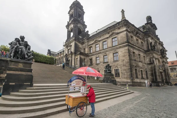 Dresden Tyskland Oktober 2016 Oidentifierad Försäljare Säljer Biljetter Till Turister — Stockfoto
