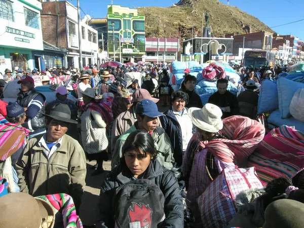 Desaguadero Peru May 2010 Неідентифіковані Люди Чекають Своєї Черги Перетин — стокове фото