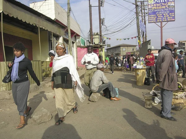 Addis Ababa Etiopia Marca 2012 Niezidentyfikowane Kobiety Idą Targ Mercato — Zdjęcie stockowe