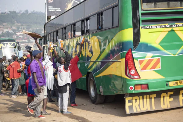 Mubende Uganda Června 2020 Neidentifikovaní Prodejci Prodávají Občerstvení Pro Cestující — Stock fotografie