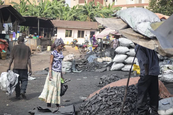 Kampala Uganda Enero 2020 Mujer Identificada Elige Carbón Vegetal Mercado — Foto de Stock