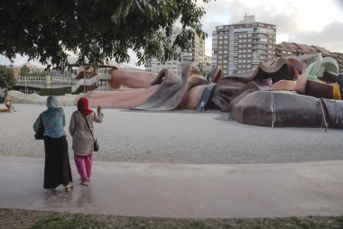 VALENCIA, İspanya, 17 Temmuz 2010: Kimliği belirsiz Müslüman kadınlar Valencia, İspanya 'daki lunaparkta küçük bir kıza bakıyorlar. AB ülkeleri için başlıca sorun, Avrupa toplumuna göçmen entegrasyonu.. 