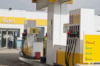 MOSCOW, RUSSIA, 7 Nisan 2015: Moskova, Rusya 'da bir Shell benzin istasyonunda yakıt başlığı. Royal Dutch Shell, petrol ve gaz endüstrisinin her alanına entegre edilmiştir ve dünya çapında çalışmaktadır..