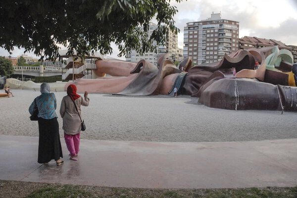 ВАЛЕНЦИЯ, Испания, 17 июля 2010 года: Неопознанные мусульманские женщины ухаживают за маленькой девочкой в парке развлечений в Валенсии, Испания. Интеграция мигрантов в европейское общество - главный вопрос для стран ЕС
. 