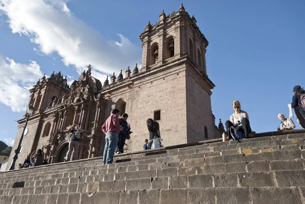 Cuzco Peru Května 2010 Neidentifikovaní Lidé Odpočívají Schodech Katedrály Peruánské — Stock fotografie