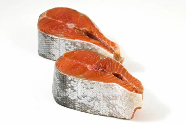 2つの新鮮な赤鮭のステーキ 白の背景 — ストック写真