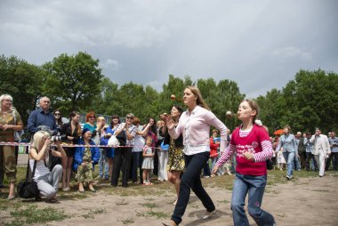 VORONEZH, RUSSIA, 5 Temmuz 2009: Rusya 'nın Voronezh kentinde düzenlenen ulusal Tatar festivali Sabantuy' da kimliği belirsiz kişiler komik yarışmalara katıldı. Sabantuy eğlenceli açık hava aktiviteleriyle popüler bir festivaldir..