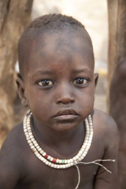 OMO VALLEY, ETHIOPIA, 17 Mart 2012: Colcho, Omo Vadisi, Etiyopya 'daki kimliği belirsiz küçük Karo çocuğunun portresi. Karo çocukları kafalarını kazıtır ve saçlarının sadece bir kısmını bırakırlar..