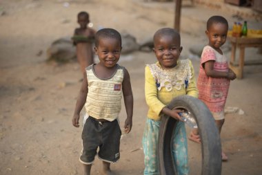 NTANDI, UGANDA, JANUARY 24, 2020: Tanımlanamayan çocuklar Uganda 'nın Ntandi köyünde bir sokakta oynuyorlar. Uganda 'nın kırsal kesimlerinde çocuklar okulda çalışmak yerine kendi başlarının çaresine bakmak zorundalar..