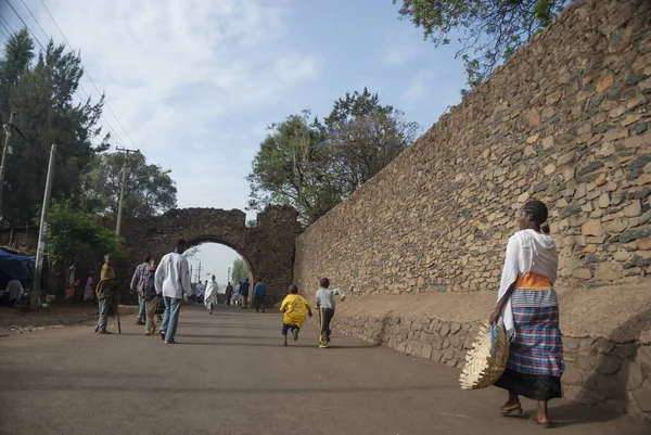 Gondar Ethiopia March 2012 Unidentified Ethiopian People Walk Ancient Wall — Stock Photo, Image