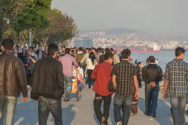 イスタンブール トルコ 2011年5月15日 トルコのイスタンブールにあるケネディ アベニューの過密状態 ケネディ アベニューとスルタナメット地域は 地元の人々が週末にレジャー散歩やアクティビティをする場所です — ストック写真