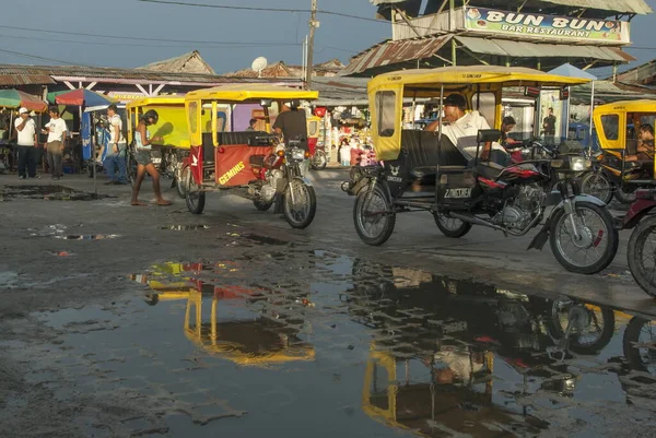 Iquitos Peru Kwiecień 2010 Niezidentyfikowani Kierowcy Motocarro Czekają Swoich Klientów — Zdjęcie stockowe