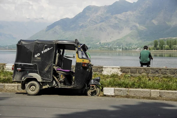 Srinagar India May 2009 Unidentified Driver Takes Rest Dal Lake — Stock Photo, Image